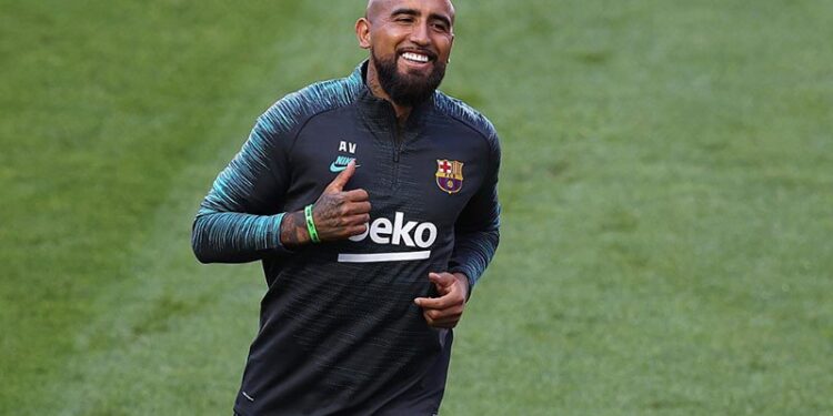 Pemain Barcelona Arturo Vidal saat berlaga di Liga Champions di Luz Stadium, Lisbon, (13/8/2020). ANTARA/AFP/Rafael Marchente/aa. (AFP/RAFAEL MARCHANTE)
