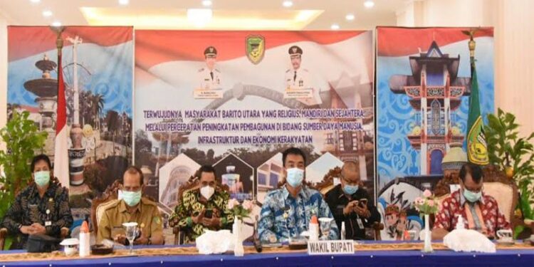 Wakil Bupati Barito Utara Sugianto Panala Putra (Kedua kanan) bersama pejabat lainnya mengikuti rakernas akuntasi dan pelaporan keuangan pemerintah Tahun 2020 secara virtual bersama Menteri Keuangan RI Sri Mulyani bersama kepala daerah lainnya dari rumah jabatan bupati setempat di Muara Teweh, Selasa (22/9/2020).ANTARA/HO-Dinas Kominfosandi Barito Utara.