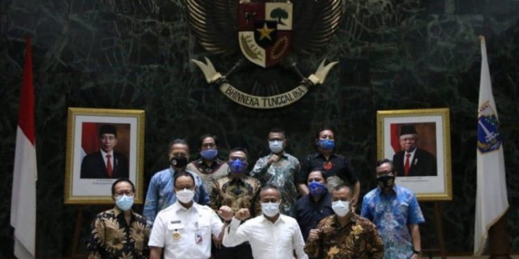Gubernur DKI Jakarta Anies Baswedan saat menerima Ketua Umum PWI Pusat Atal Sembiring Depari yang juga Penanggung Jawab HPN serta Sekretaris Jenderal PWI Pusat Mirza Zuhaldi, di Jakarta, Rabu (02/09/2020).ANTARA/HO-PWI Pusat