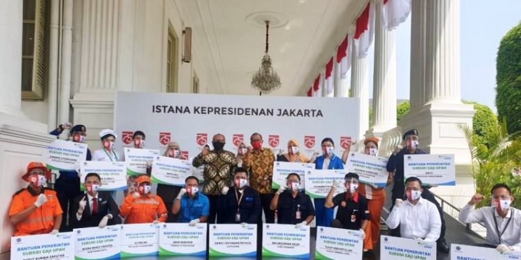 Sejumlah pekerja menjadi penerima simbolis pencairan BSU di Istana Negara (Antara/HO)