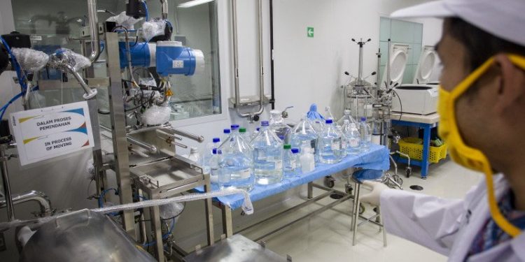 Peneliti beraktivitas di ruang riset vaksin Merah Putih di kantor Bio Farma, Bandung, Jawa Barat, Rabu (12/8/2020). ANTARA FOTO/Dhemas Reviyanto/foc.