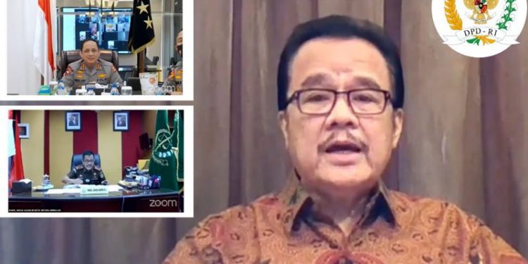 Anggota DPD RI Agustin Teras Narang (kanan) saat rapat daring dengan Polri dan Kejagung di Jakarta, Senin (7/9/2020). ANTARA/HO-staf Ahli Teras Narang