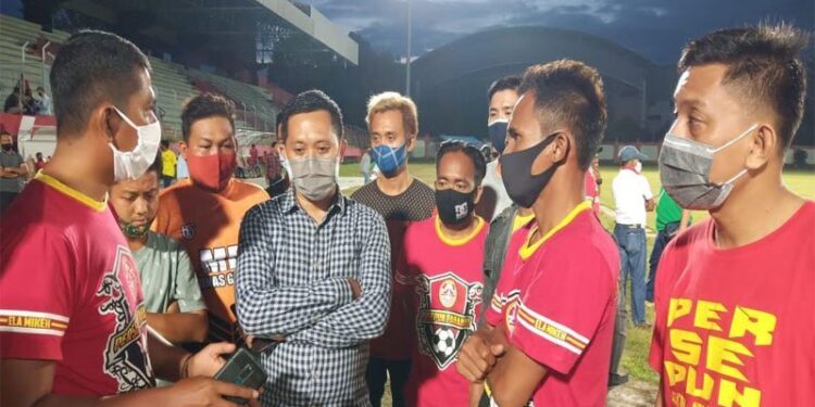 Anggota DPRD Kota Palangka Raya yang juga Sekretaris KONI Kota setempat Sigit Widodo (kemeja kotak-kotak) mendengarkan keluhan pegiat olahraga saat bertemu di Stadion Tuah Pahoe, Minggu (20/9/2020) malam. (ANT)