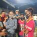 Anggota DPRD Kota Palangka Raya yang juga Sekretaris KONI Kota setempat Sigit Widodo (kemeja kotak-kotak) mendengarkan keluhan pegiat olahraga saat bertemu di Stadion Tuah Pahoe, Minggu (20/9/2020) malam. (ANT)