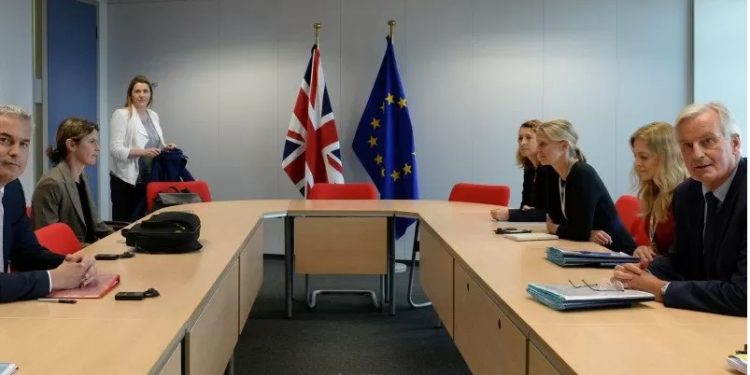 Sekretaris Brexit Inggris Stephen Barclay menghadiri pertemuan dengan Kepala negosiator Brexit Uni Eropa Michael Barnier di kantor pusat Komisi Uni Eropa di Brussels, Belgia, Jumat (27/9/2019). (REUTERS/JOHANNA GERON)