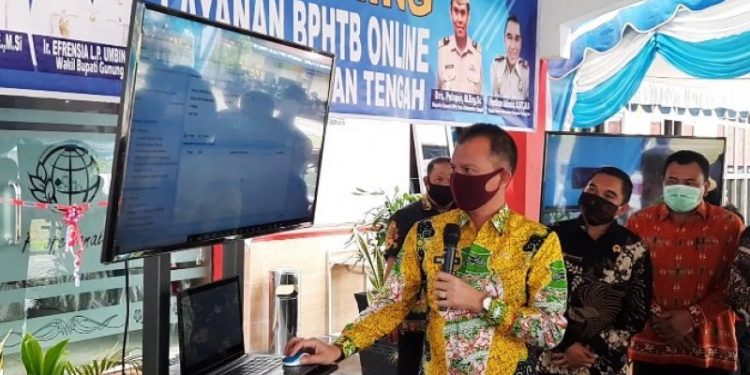Bupati Gumas Jaya S Monong (batik kuning) menekan ok di layar, tanda dilaunchingnya BPHTB online, di kantor BPN kabupaten setempat, Kamis(3/9/2020). (ANTARA/Chandra)