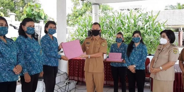 Bupati Gumas Jaya S Monong didampingi Wabup Efrensia L.P. Umbing dan Ketua TP PKK Mimie Mariatie Jaya S Monong menyerahkan hadiah kepada juara 1 lomba bercerita legenda/situs sejarah yang diselenggarakan oleh TP PKK setempat, Selasa (1/9/2020). (ANTARA/Chandra)