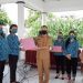 Bupati Gumas Jaya S Monong didampingi Wabup Efrensia L.P. Umbing dan Ketua TP PKK Mimie Mariatie Jaya S Monong menyerahkan hadiah kepada juara 1 lomba bercerita legenda/situs sejarah yang diselenggarakan oleh TP PKK setempat, Selasa (1/9/2020). (ANTARA/Chandra)