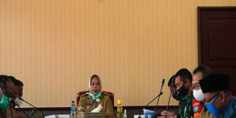 Bupati Kotawaringin Barat Hj Nurhidayah saat memimpin rapat pembahasan peraturan Bupati nomor 54 tahun 2020 tentang penerapan disiplin dan penegakkan hukum Protokol kesehatan dan pengendalian Corona disease 2019 di ruang rapat bupati. (ANT)