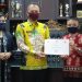 Bupati Gumas Jaya S Monong (tengah) didampingi Ketua Dekranasda Kabupaten Gumas Mimie Mariatie Jaya S Monong (kiri) menyerahkan piagam penghargaan kepada juara harapan 2 lomba desain batik, di Kuala Kurun, Kamis (3/9/2020). (ANTARA/HO – Protokol dan Perjalanan Setda Gumas)