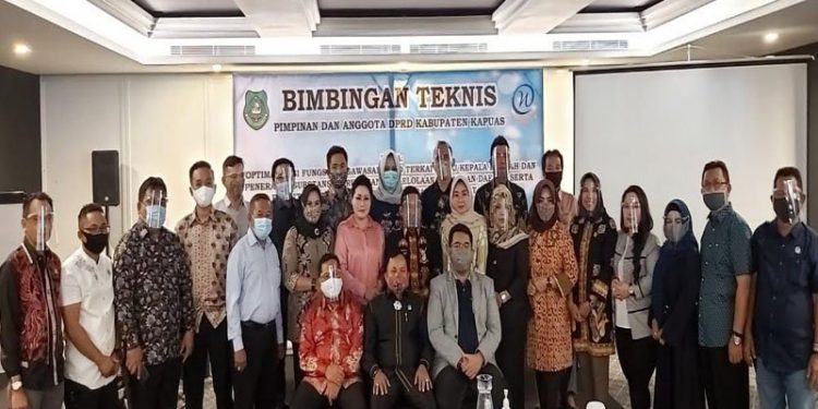 Pimpinan dan Anggota DPRD Kapuas, Kalimantan Tengah, melakukan foto bersama dalam mengikuti pelaksanaan Bimbingan Tekhnis di Bandung, Provinsi Jawa Barat, Selasa (1/9). (ANT)