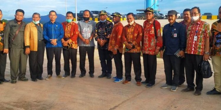 Wakil Ketua DPRD Kalteng beserta unsur pimpinan dan anggota Komisi I serta II saat melakukan kunjungan lapangan terkait adanya konflik agraria di Desa Kinipan, kemarin. ANTARA/HO-Sekretariat DPRD Kalteng