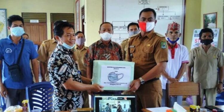 Kepala Desa Aruk Desa ArukEdie N Sida (kanan) menerima bantuan dari Anggota DPD RI Agustin Teras Narang yang diserahkan oleh staff ahlinya, Selasa (29/9/2020). (ANT)