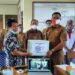 Kepala Desa Aruk Desa ArukEdie N Sida (kanan) menerima bantuan dari Anggota DPD RI Agustin Teras Narang yang diserahkan oleh staff ahlinya, Selasa (29/9/2020). (ANT)