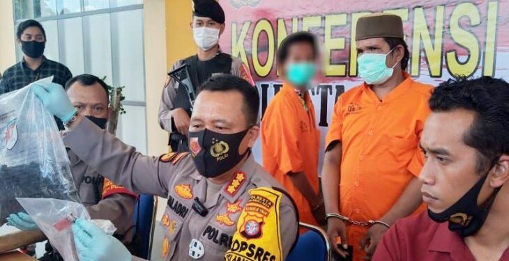 Kapolresta Palangka Raya, Kalimantan Tengah Kombes Dwi Tunggal Jaladri menunjukkan barang bukti yang berhasil diamankan penyidik terkait terbakarnya gedung SGO di Jalan RA Kartini saat jumpa pers, Selasa (15/9/2020). (ANT/MN2)