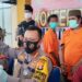 Kapolresta Palangka Raya, Kalimantan Tengah Kombes Dwi Tunggal Jaladri menunjukkan barang bukti yang berhasil diamankan penyidik terkait terbakarnya gedung SGO di Jalan RA Kartini saat jumpa pers, Selasa (15/9/2020). (ANT/MN2)