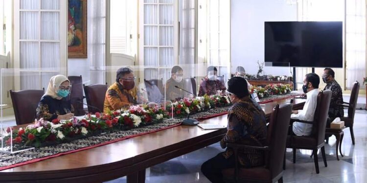 Presiden Jokowi Terima Tim Vaksi Merah Putih di Istana Bogor