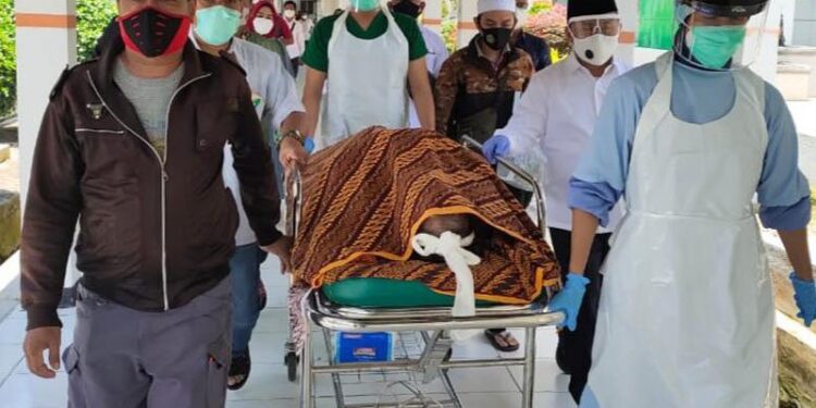 Gubernur Kalteng Sugianto Sabran (kedua kanan) ikut menghantarkan jenazah Ketua MUI Kalteng KH Anwar Isa yang meninggal dunia di RSUD Doris Sylvanus Palangka Raya, Rabu (16/9/2020) pagi. (IST)