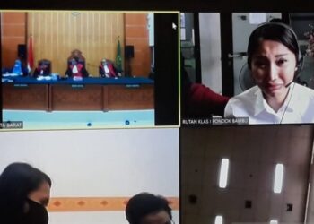 Tangis selebritas Lucinta Luna pecah saat pembacaan tuntutan melalui telekonferensi di Pengadilan Negeri Jakarta Barat, Rabu (2/9/2020). (ANT)