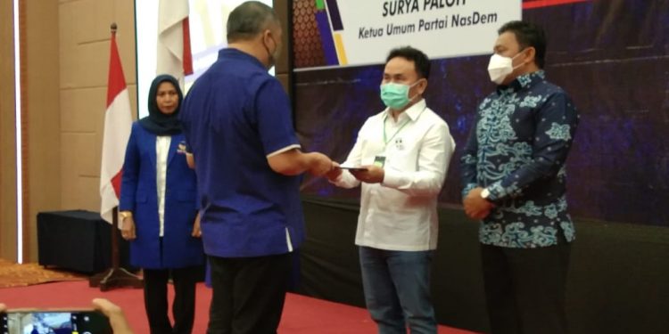 Wakil Ketua Umum Partai NasDem Ahmad Ali menyerahkan dokumen B1-KWK kepada Sugianto Sabran