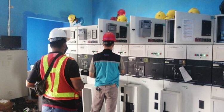 Foto dokumentasi - Pegawai PLN ULP Kuala Kurun saat melakukan pemeliharaan mesin pembangkit, beberapa waktu lalu. (Foto : PLN ULP Kuala Kurun)