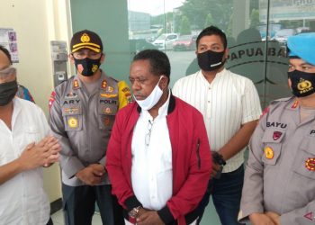 Edo Kondologit saat bertemu dengan Tim Polda Papua Barat di Polres Sorong Kota (ANTARA/ Ernes Kakisina)