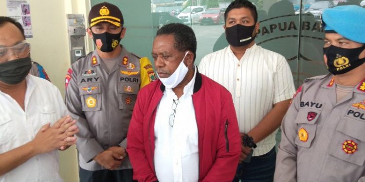 Edo Kondologit saat bertemu dengan Tim Polda Papua Barat di Polres Sorong Kota (ANTARA/ Ernes Kakisina)