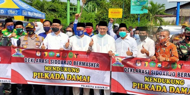 Pelaksanaan Deklarasi Sidoarjo bermasker dukung Pilkada Damai di Kabupaten Sidoarjo, Jawa Timur (ANTARA/Indra)