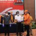 Ketua KPU Provinsi Kalteng Harmain Ibrohim (berbaju jingga) saat menyerahkan hasil rekapitulasi DPS Pilgub Kalteng kepada tim paslon peserta pilkada di Palangka Raya, Rabu (16-9-2020). (ANT)