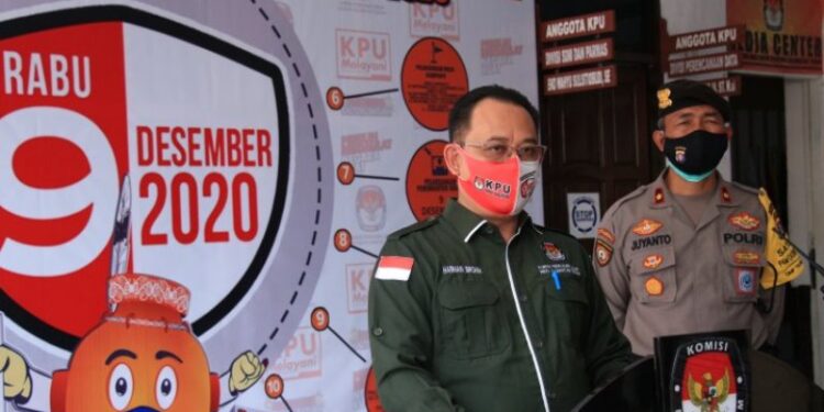 Ketua KPU Provinsi Kalteng, Harmain Ibrohim (kiri). (ANT)
