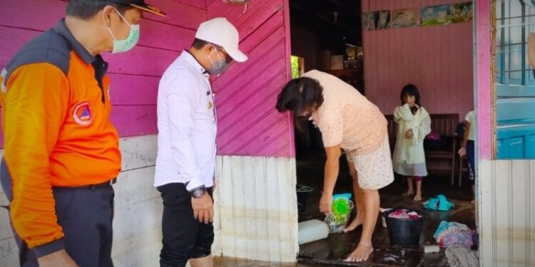 Bupati Supian Hadi saat menyalurkan bantuan kepada korban banjir di Kecamatan Cempaga Hulu, beberapa waktu lalu. (IST)