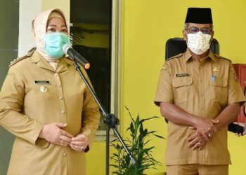 Bupati Kotawaringin Barat Nurhidayah didampingi Sekretaris Daerah Suyanto pada kegiatan penerimaan bantuan paket sembako dari pihak ketiga, belum lama ini. (ANT/IST)