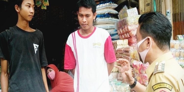 Bupati Supian Hadi menasihati dua warga yang kedapatan tidak menggunakan masker saat berada di kawasan Pusat Perbelanjaan Mentaya Sampit, Selasa (1/9/2020). Supian kemudian memberi dan memasangkan masker untuk warga tersebut. (ANT)