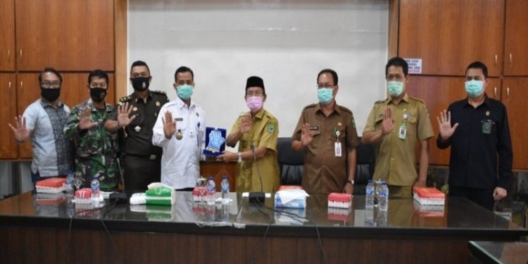 Wakil Bupati Kapuas Muhammad Nafiah Ibnor, menyerahkan plakat Pemkab Kapuas kepada Kepala BNNP Kalimantan Tengah Brigjen Edi Swasono di ruang rapat Bupati Kapuas, Selasa (1/9/2020). (ANT)