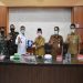 Wakil Bupati Kapuas Muhammad Nafiah Ibnor, menyerahkan plakat Pemkab Kapuas kepada Kepala BNNP Kalimantan Tengah Brigjen Edi Swasono di ruang rapat Bupati Kapuas, Selasa (1/9/2020). (ANT)