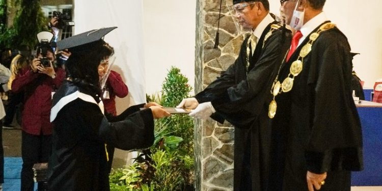 Mayang Sari menerima ijazah dari Rektor Universitas Palangka Raya Andrie Elia dalam wisuda Pascasarjana lulusan periode April dan Agustus 2020, Selasa (1/9/2020) malam. (ANT)