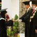 Mayang Sari menerima ijazah dari Rektor Universitas Palangka Raya Andrie Elia dalam wisuda Pascasarjana lulusan periode April dan Agustus 2020, Selasa (1/9/2020) malam. (ANT)