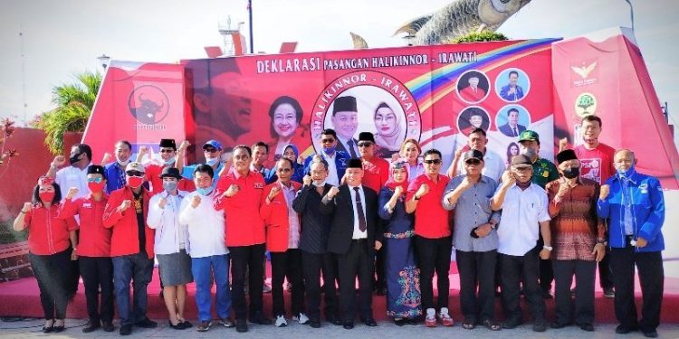 Ketua DPD PDIP Kalteng Arton S Dohong (tengah) saat menghadiri deklarasi pasangan bakal calon Bupati dan Wakil Bupati Kotawaringin Timur Halikinnor-Irawati di ikon Jelawat, Jumat (4/9/2020). ANTARA/Norjani