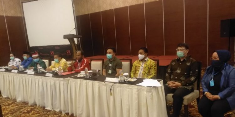 Seluruh Ketua Parpol wilayah Kalteng yang mengusung Pasangan Sugianto Sabran-Edy Pratowo di Pilkada Kalteng turut hadir dalam jumpa pers di Palangka Raya, Minggu (6/9/2020). (ANTARA/Jaya Wirawana Manurung)