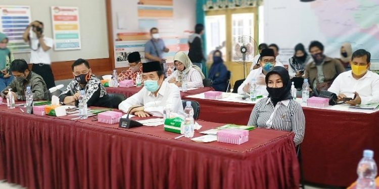 Empat bakal pasangan calon peserta Pilkada Kotim menghadiri rapat koordinasi pra pelaksanaan pemeriksaan kesehatan bakal pasangan calon di aula KPU setempat, Senin (7/9/2020). ANTARA/Norjani