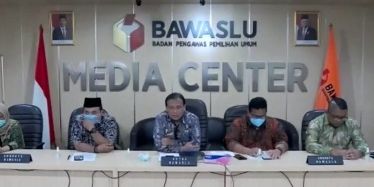 Jajaran Badan Pengawas Pemilu (Bawaslu) RI saat konferensi pers virtual, Senin (7/9/2020). (HO-Tangkapan layar Youtube Bawaslu RI)