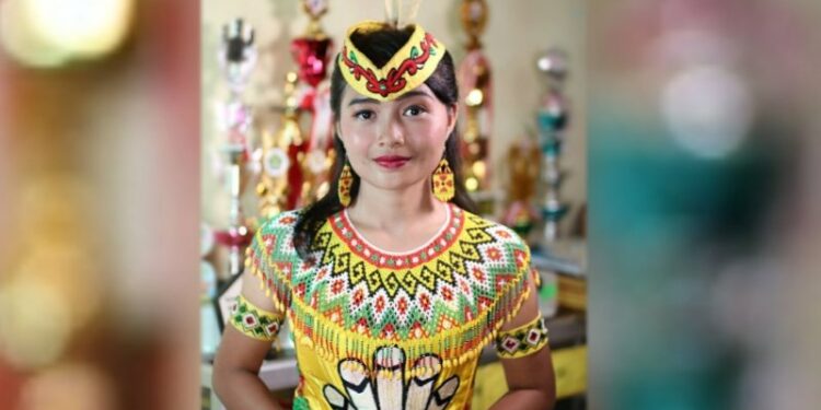 Maria Bella siswi SMKN-1 Kahayan Hilir Kelas XII Multimedia yang mewakili Kalteng dalam lomba vokal solo FLS2N tingkat nasional. ANTARA/HO-Novia Palupi