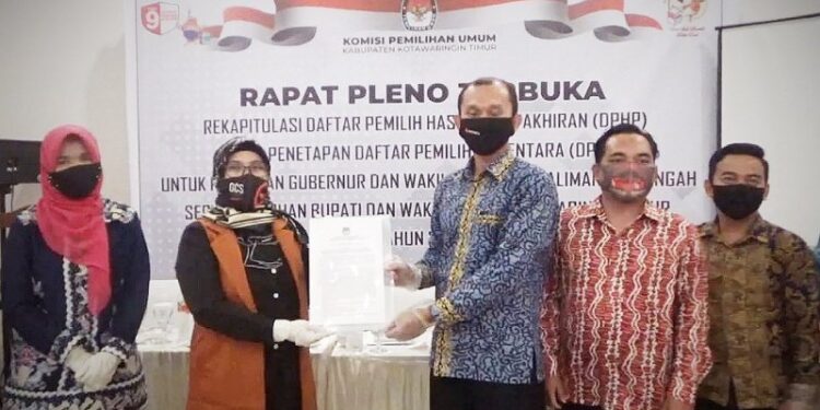 Ketua KPU Kotawaringin Timur Siti Fathonah Purnaningsih dan anggota Bawaslu Kotawaringin Timur Eka Sazli menunjukkan berita acara penetapan daftar pemilih sementara, Sabtu (12/9/2020). (ANT/IST)