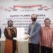 Ketua KPU Kotawaringin Timur Siti Fathonah Purnaningsih dan anggota Bawaslu Kotawaringin Timur Eka Sazli menunjukkan berita acara penetapan daftar pemilih sementara, Sabtu (12/9/2020). (ANT/IST)