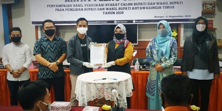Ketua KPU Kotawaringin Timur Siti Fathonah Purnaningsih dan Ketua Bawaslu Kotawaringin Timur Muhammad Tohari menunjukkan berita acara penyerahan hasil verifikasi syarat calon Bupati dan Wakil Bupati Kotawaringin Timur tahun 2020, Minggu (13/9/2020). (ANT/MIN3)