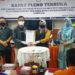 Ketua KPU Kotawaringin Timur Siti Fathonah Purnaningsih dan Ketua Bawaslu Kotawaringin Timur Muhammad Tohari menunjukkan berita acara penyerahan hasil verifikasi syarat calon Bupati dan Wakil Bupati Kotawaringin Timur tahun 2020, Minggu (13/9/2020). (ANT/MIN3)