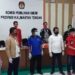 Ketua KPU Kalteng, Harmain Ibrohim (berbaju hitam) saat menyerahkan dokumen kepada tim penghubung pasangan bakal calon gubernur-wakil gubernur di Palangka Raya, Minggu (13/9/2020). (ANT/MIN3)