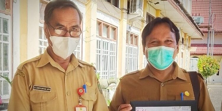 Koordinator Bidang Pencegahan Gugus Tugas Percepatan Penanggulangam COVID-19 Bartim dr Simon Biring (kiri). (ANT/MIN3)