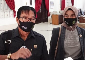 Ketua DPRD Barito Selatan, HM Farid Yusran diwawancarai usai memimpin rapat Kebijakan Umum Perubahan Anggaran dan Belanja (KUPA) serta plafon prioritas anggaran sementara perubahan (PPAS) di Buntok, Senin (14/9/2020). (ANT)