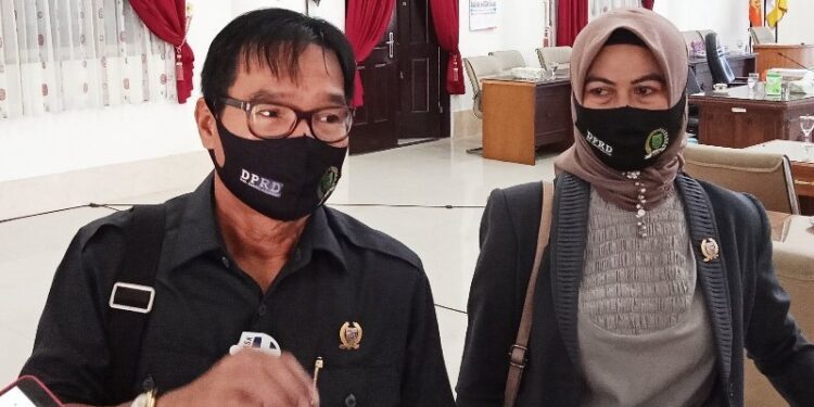 Ketua DPRD Barito Selatan, HM Farid Yusran diwawancarai usai memimpin rapat Kebijakan Umum Perubahan Anggaran dan Belanja (KUPA) serta plafon prioritas anggaran sementara perubahan (PPAS) di Buntok, Senin (14/9/2020). (ANT)